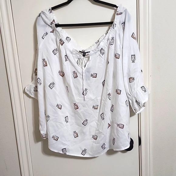 louise paris Tops - NWT "LOUISE PARIS" WHITE PRINT TOP SZ 3X